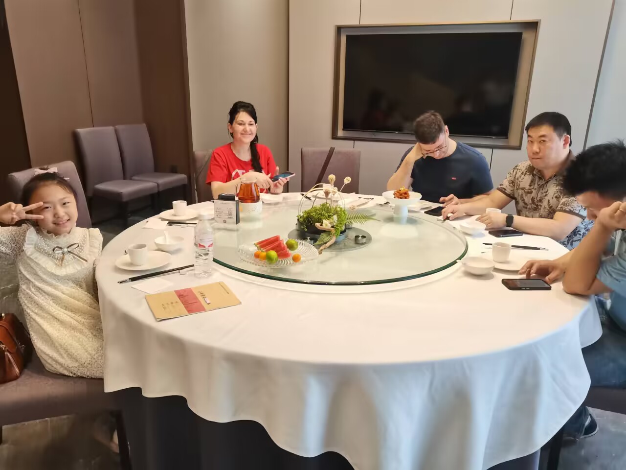 Russian Customers Visit EGLOBAL Mini PC Production Line(图2)